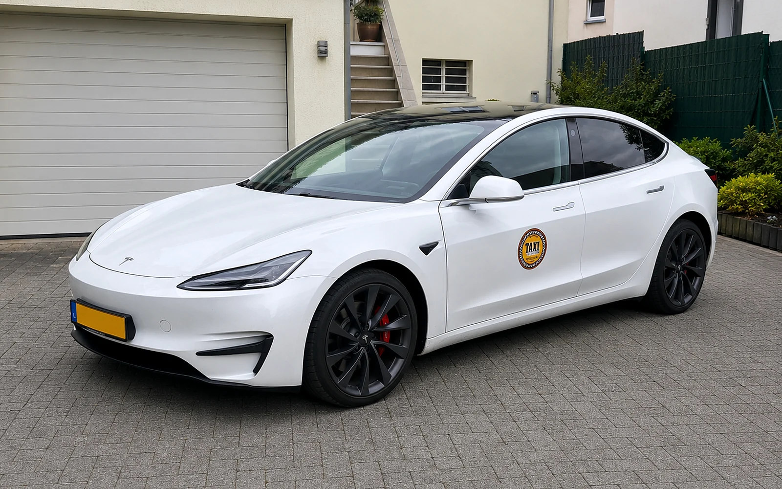 Tesla blanche Taxi Marques
